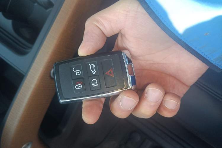 Used Land Rover Defender 2022 110 P400 Dark Edition Vehicle Key