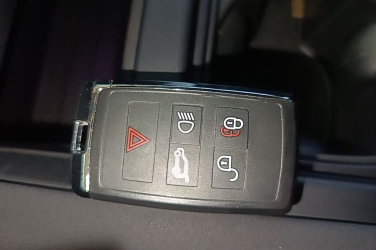 Used Land Rover Defender 2022 90 3.0T P400 XS Vehicle Key