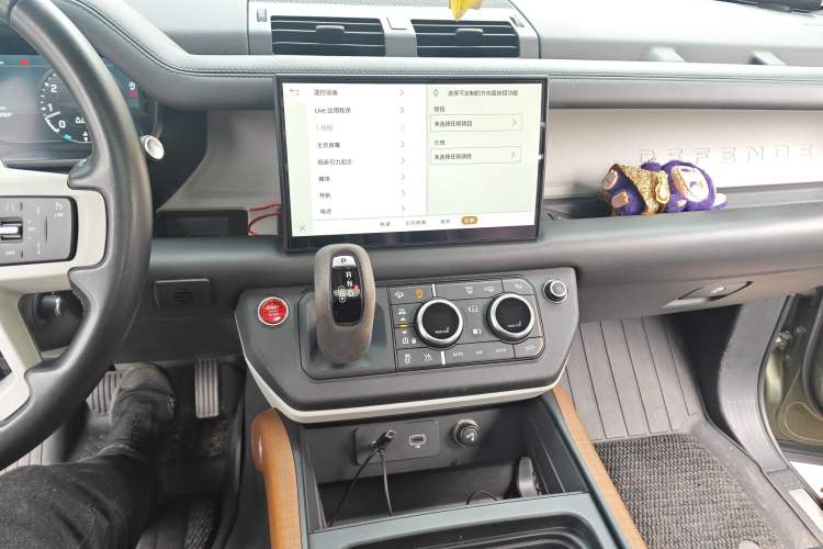 Used Land Rover Defender 2022 110 P400 X-DYNAMIC HSE Audio And AC Panel