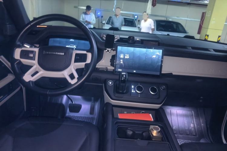 Used Land Rover Defender 2022 90 3.0T P400 Dark Edition Center Console