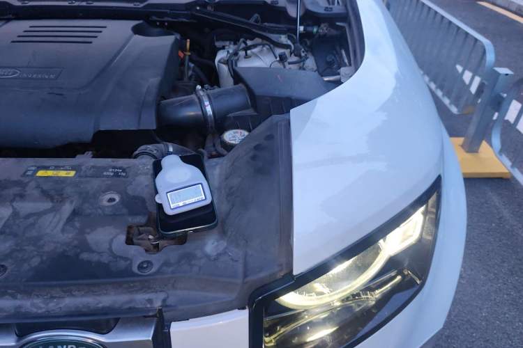 Used Land Rover Defender 2022 90 2.0T P300 SE Engine Bay Left