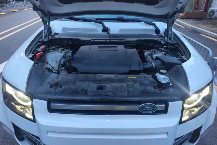 Used Land Rover Defender 2022 90 2.0T P300 SE Engine Bay