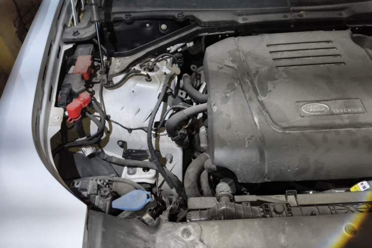 Used Land Rover Defender 2022 90 2.0T P300 Tiger-Power Ambition Edition Engine Bay Right