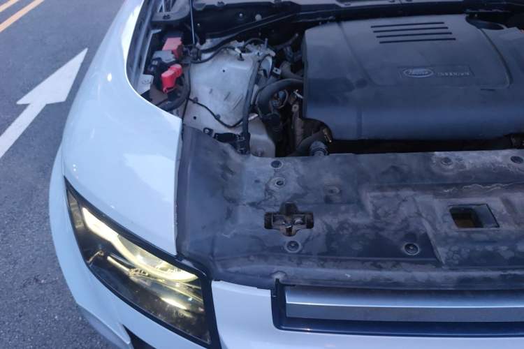 Used Land Rover Defender 2022 90 2.0T P300 SE Engine Bay Right