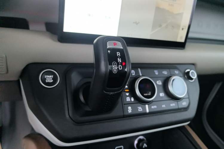 Used Land Rover Defender 2022 90 2.0T P300 Tiger-Power Ambition Edition Gear Lever