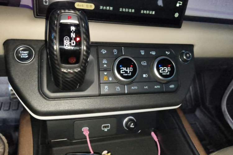Used Land Rover Defender 2022 90 2.0T P300 Tiger-Power Ambition Edition Gear Lever