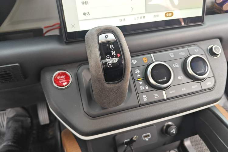 Used Land Rover Defender 2022 110 P400 X-DYNAMIC HSE Gear Lever