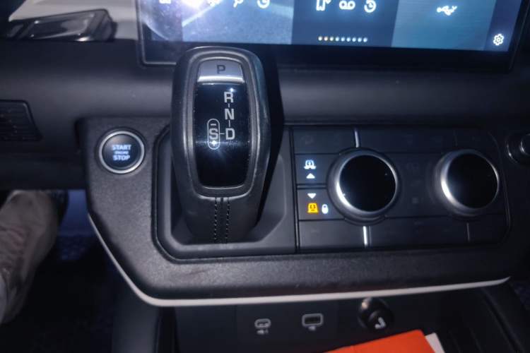Used Land Rover Defender 2022 90 3.0T P400 Dark Edition Gear Lever