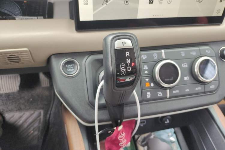Used Land Rover Defender 2022 90 2.0T P300 Tiger-Power Ambition Edition Gear Lever