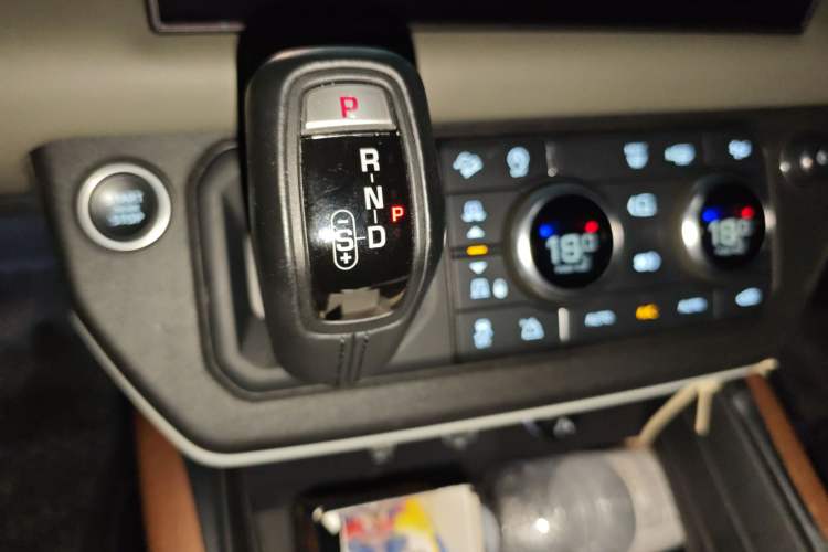 Used Land Rover Defender 2022 110 P400 X-DYNAMIC HSE Gear Lever