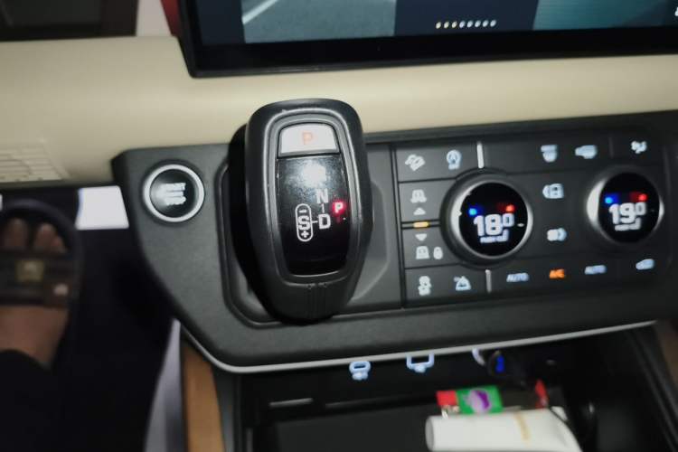 Used Land Rover Defender 2022 90 2.0T P300 Tiger-Power Ambition Edition Gear Lever