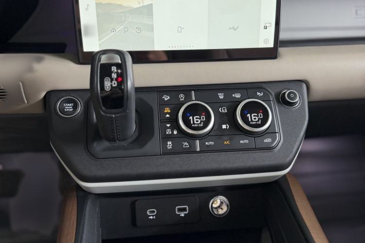 Used Land Rover Defender 2022 90 2.0T P300 Tiger-Power Ambition Edition Interior 3