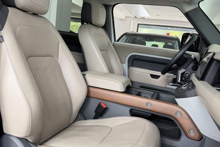 Used Land Rover Defender 2022 90 2.0T P300 Tiger-Power Ambition Edition Interior 6