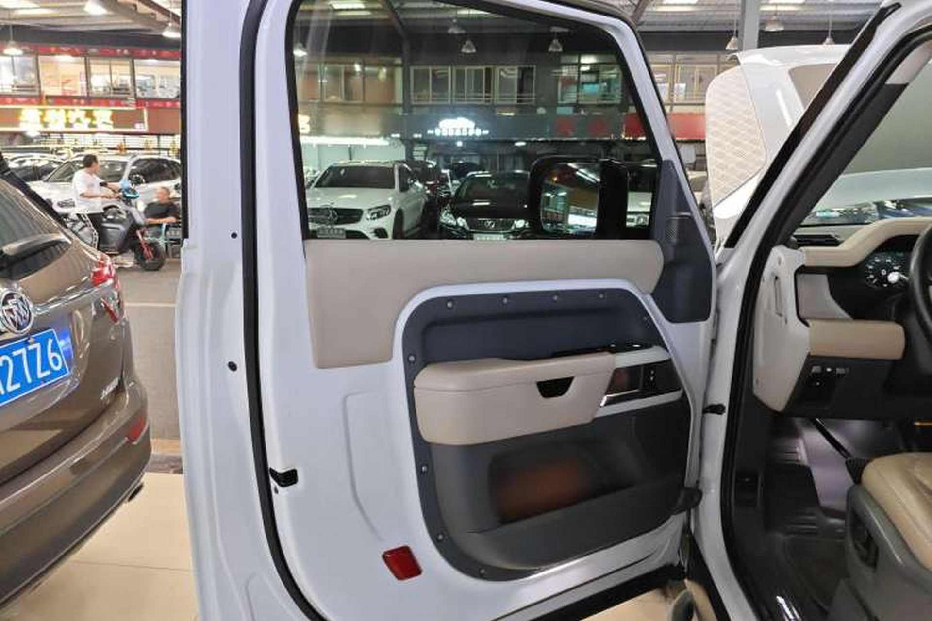 Used Land Rover Defender 2022 90 2.0T P300 Tiger-Power Ambition Edition Left Front Door Interior