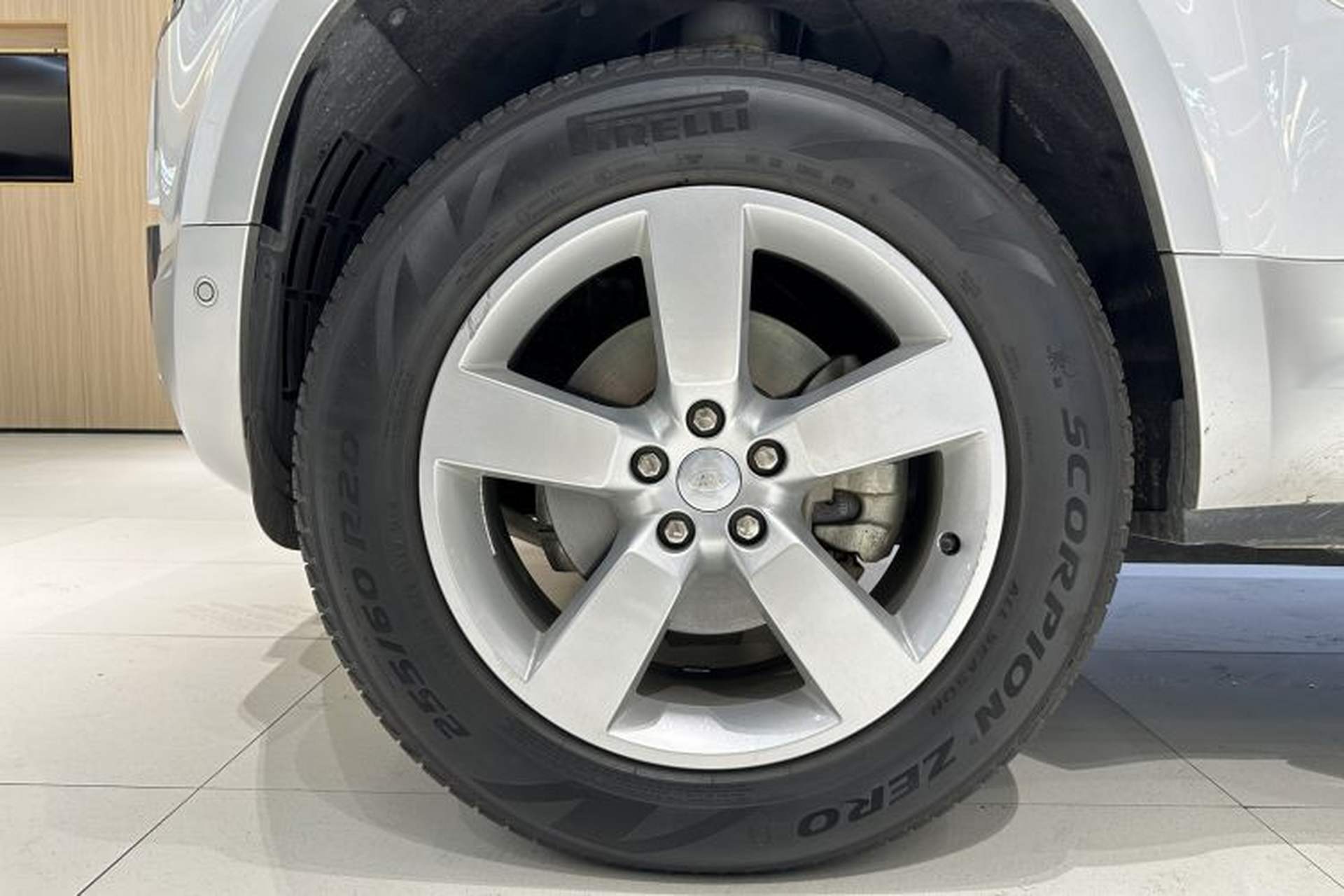 Used Land Rover Defender 2022 90 2.0T P300 Tiger-Power Ambition Edition Left Front Wheel Hub