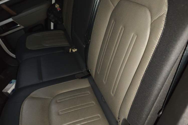 Used Land Rover Defender 2022 110 P400 X-DYNAMIC HSE Left Rear Seat
