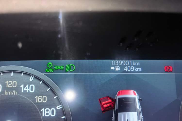 Used Land Rover Defender 2022 90 3.0T P400 Dark Edition Odometer Close Up