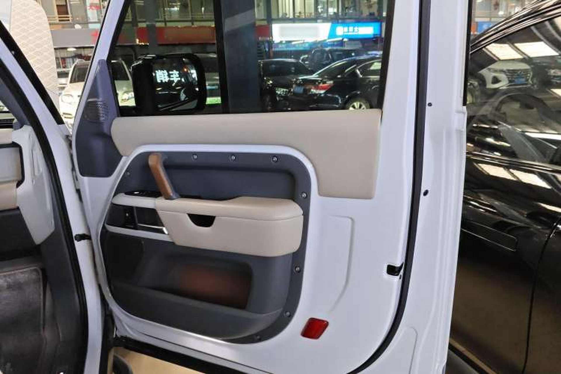 Used Land Rover Defender 2022 90 2.0T P300 Tiger-Power Ambition Edition Right Front Door Interior