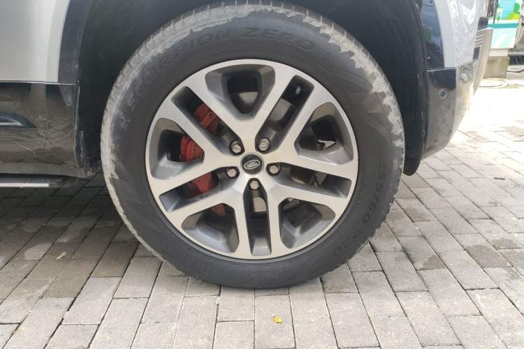 Used Land Rover Defender 2022 110 P400 X Right Front Wheel Hub