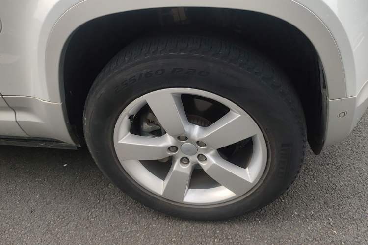 Used Land Rover Defender 2022 90 2.0T P300 SE Right Front Wheel Hub