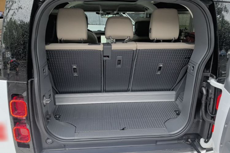 Used Land Rover Defender 2022 90 2.0T P300 Tiger-Power Ambition Edition Trunk