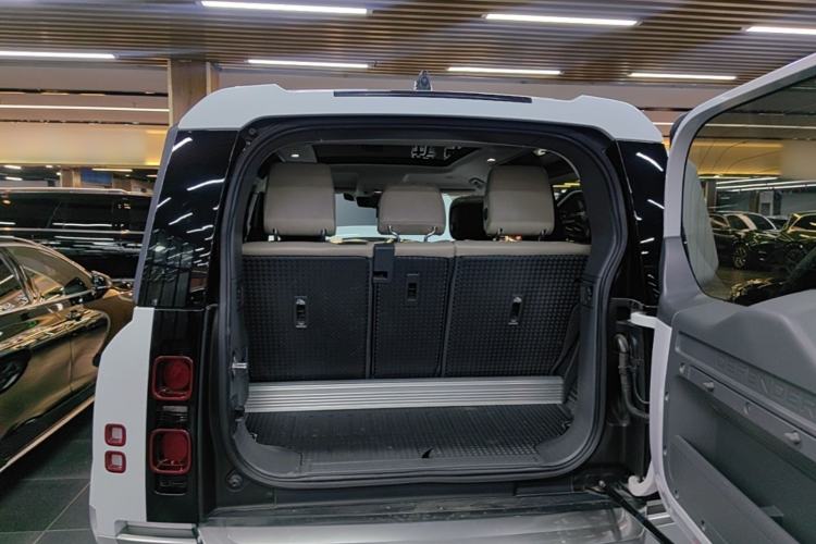 Used Land Rover Defender 2022 90 2.0T P300 Tiger-Power Ambition Edition Trunk