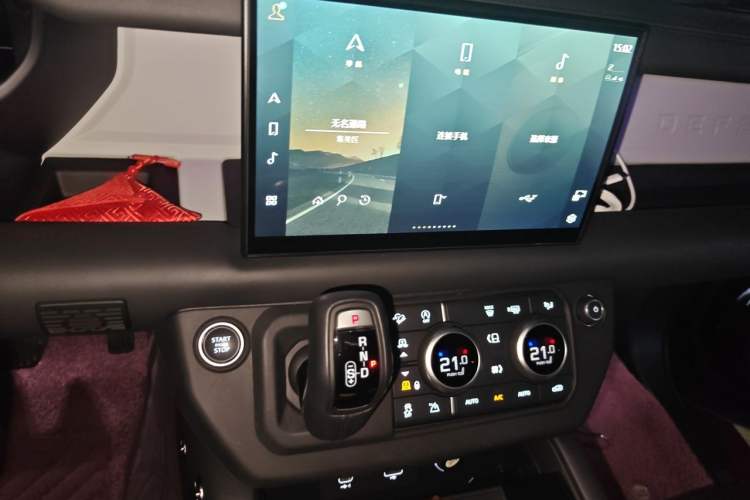 Used Land Rover Defender 2023 90 3.0T P400 Dark Edition Audio And AC Panel
