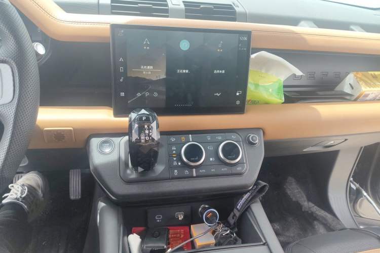 Used Land Rover Defender 2023 110 3.0T P400 X-DYNAMIC HSE Audio And AC Panel