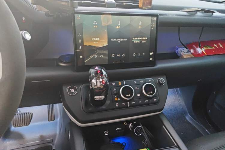 Used Land Rover Defender 2023 Revised Version 90 3.0T P400 Dark Edition Audio And AC Panel