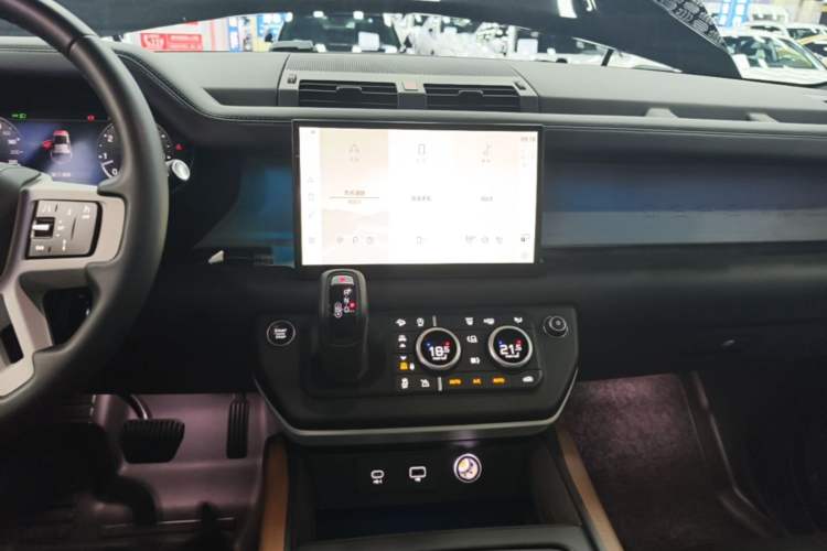 Used Land Rover Defender 2023 Facelift 110 3.0T P400 X-DYNAMIC HSE Audio And AC Panel