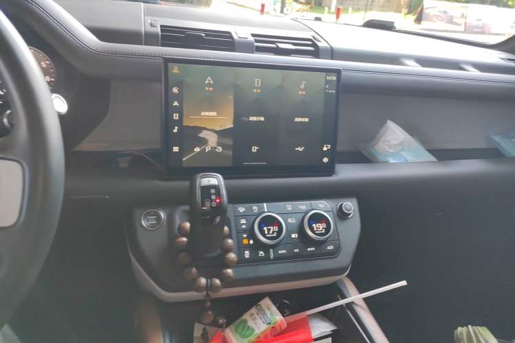 Used Land Rover Defender 2023 Facelift 110 3.0T P400 Dark Edition Audio And AC Panel