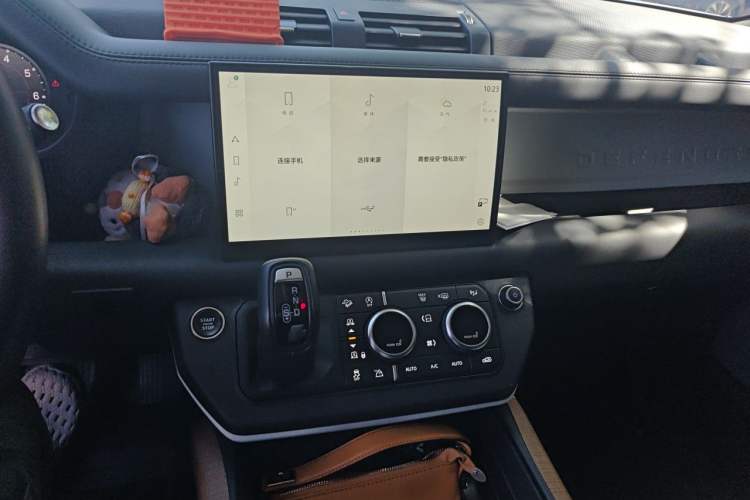 Used Land Rover Defender 2023 130 3.0T P400 HSE Audio And AC Panel
