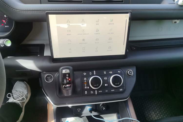 Used Land Rover Defender 2023 110 3.0T P400 Dark Edition Audio And AC Panel