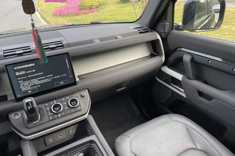 Used Land Rover Defender 2023 90 3.0T P400 XS Audio And AC Panel