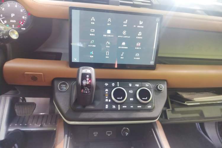 Used Land Rover Defender 2023 110 3.0T P400 X-DYNAMIC HSE Audio And AC Panel