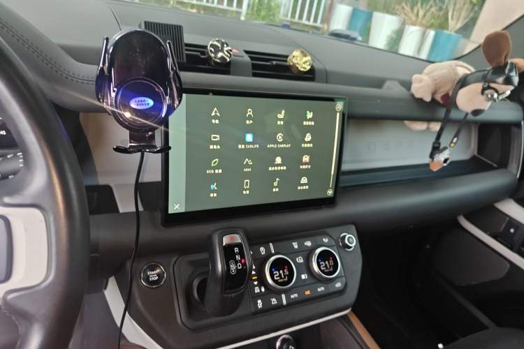 Used Land Rover Defender 2023 Facelift 110 3.0T P400 X-DYNAMIC HSE Audio And AC Panel