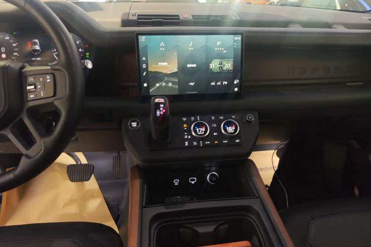 Used Land Rover Defender 2023 Facelift 110 3.0T P400 X-DYNAMIC HSE Audio And AC Panel