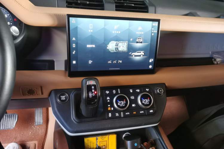 Used Land Rover Defender 2023 Facelift 110 3.0T P400 X-DYNAMIC HSE Audio And AC Panel