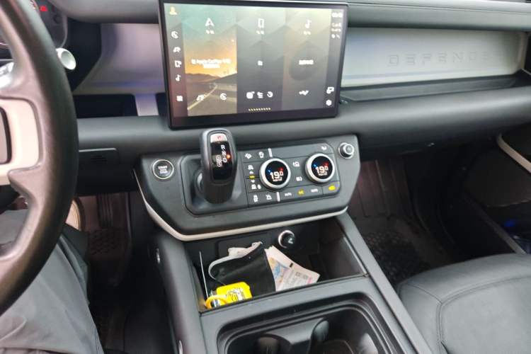 Used Land Rover Defender 2023 90 3.0T P400 Dark Edition Audio And AC Panel