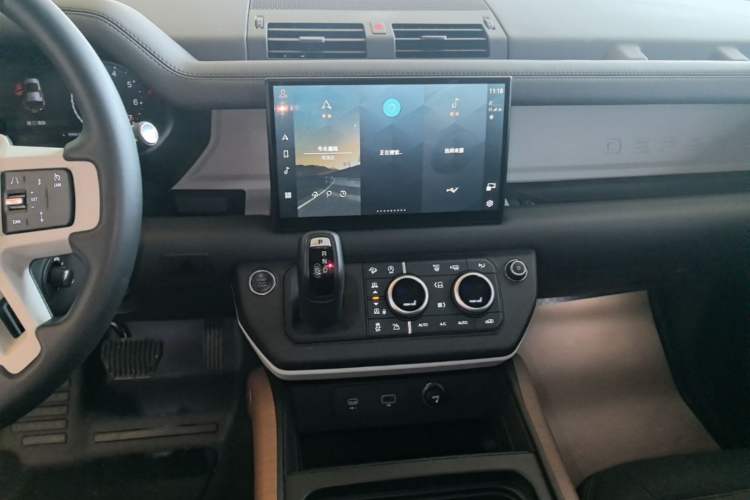 Used Land Rover Defender 2023 110 3.0T P400 X-DYNAMIC HSE Audio And AC Panel