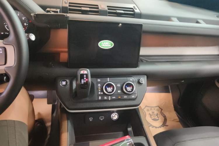 Used Land Rover Defender 2023 110 3.0T P400 X-DYNAMIC HSE Audio And AC Panel