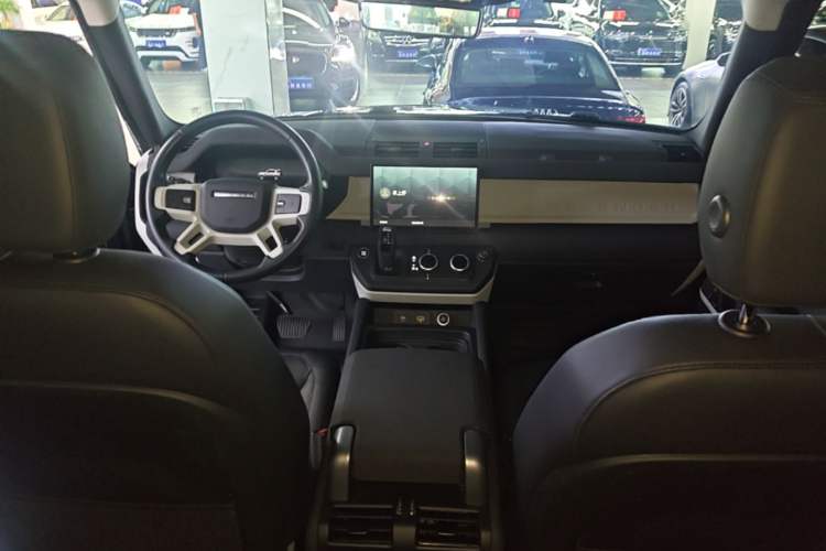 Used Land Rover Defender 2023 Facelift 90 2.0T P300 SE Center Console