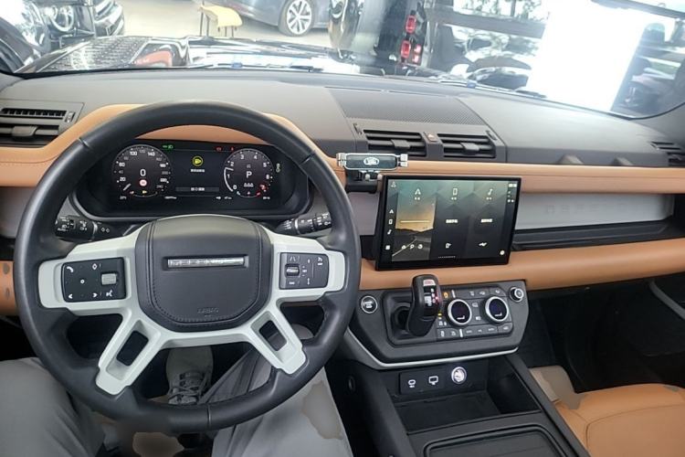 Used Land Rover Defender 2023 Facelift 110 3.0T P400 Dark Edition Center Console