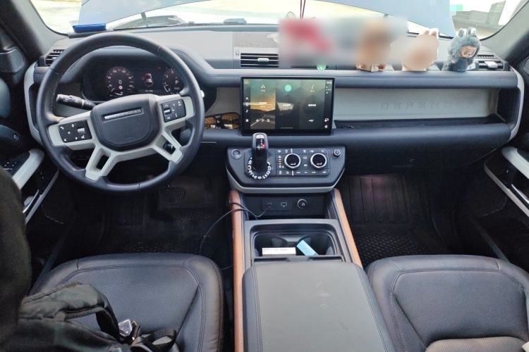 Used Land Rover Defender 2023 Facelift 110 3.0T P400 Dark Edition Center Console