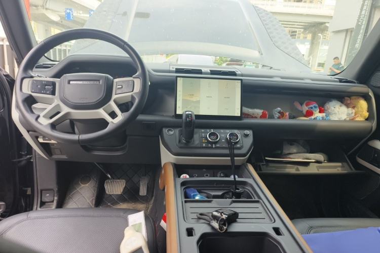 Used Land Rover Defender 2023 110 3.0T P400 Dark Edition Center Console