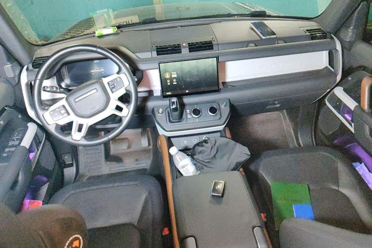 Used Land Rover Defender 2023 Facelift 110 3.0T P400 X-DYNAMIC HSE Center Console