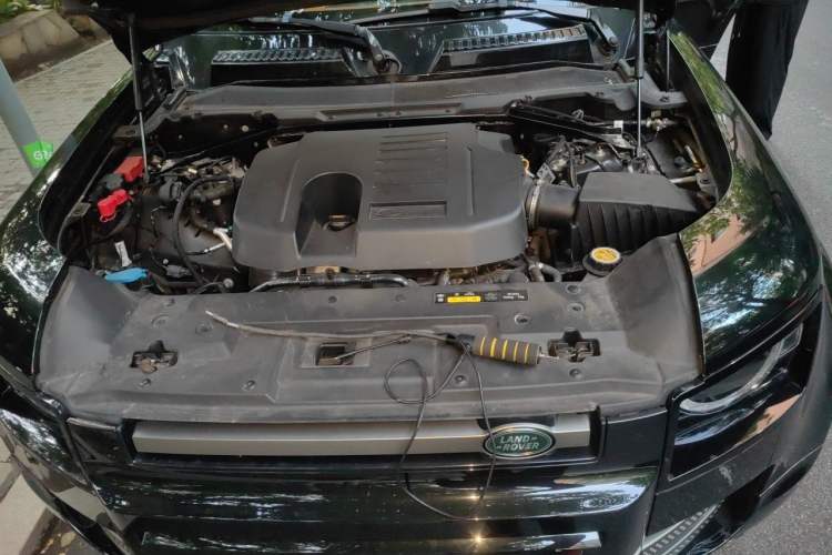 Used Land Rover Defender 2023 Facelift 110 3.0T P400 X-DYNAMIC HSE Engine Bay
