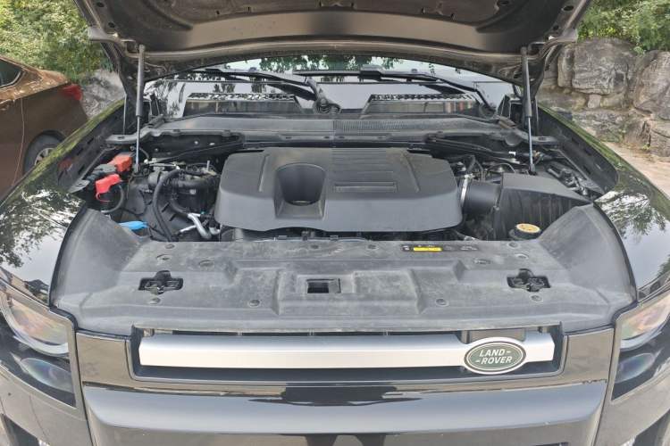 Used Land Rover Defender 2023 Facelift 90 3.0T P400 XS Engine Bay