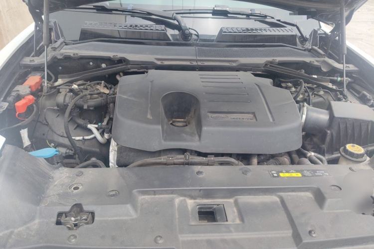 Used Land Rover Defender 2023 110 3.0T P400 X-DYNAMIC HSE Engine Bay