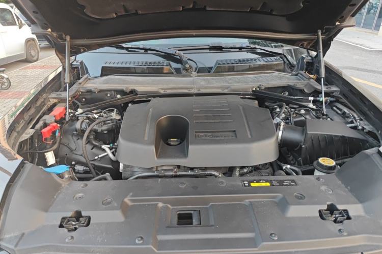 Used Land Rover Defender 2023 Revised Version 90 3.0T P400 Dark Edition Engine Bay